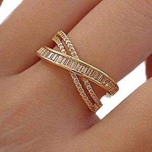 NEW Cubic Zirconia crisscross ring